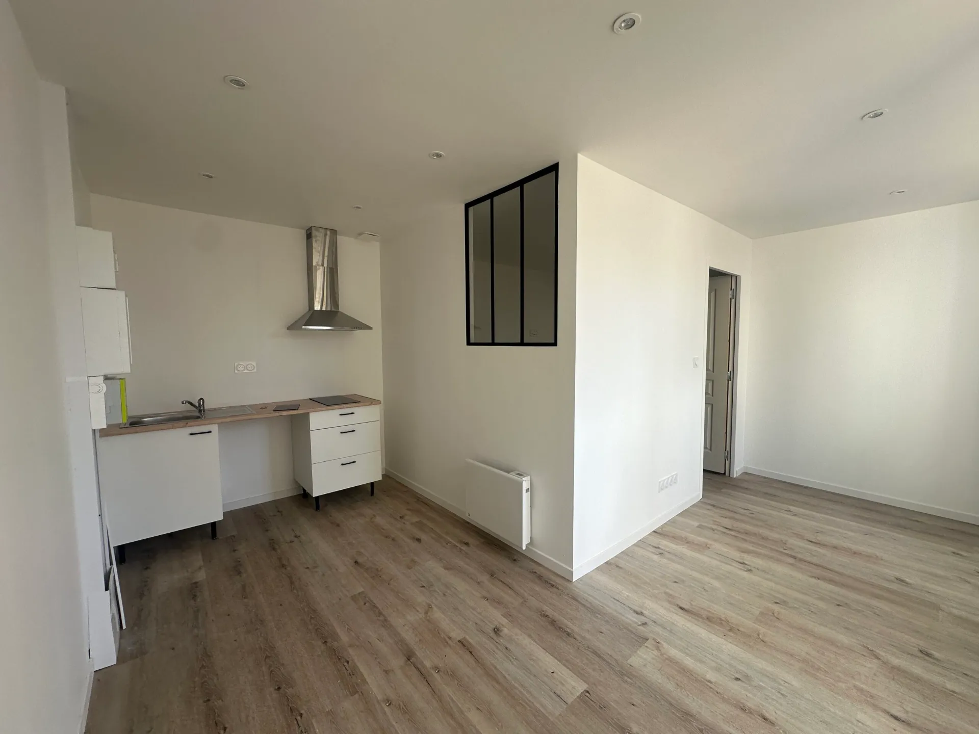 Cuisine d’un logement rénové par Vestae dans un immeuble de rapport à Meslay-du-Maine (53)